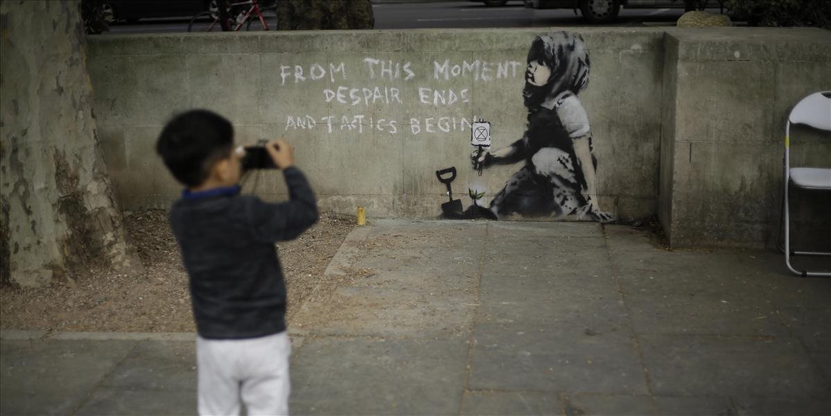 V Londýne sa objavilo údajné Banksyho dielo, týka sa protestov na ochranu klímy