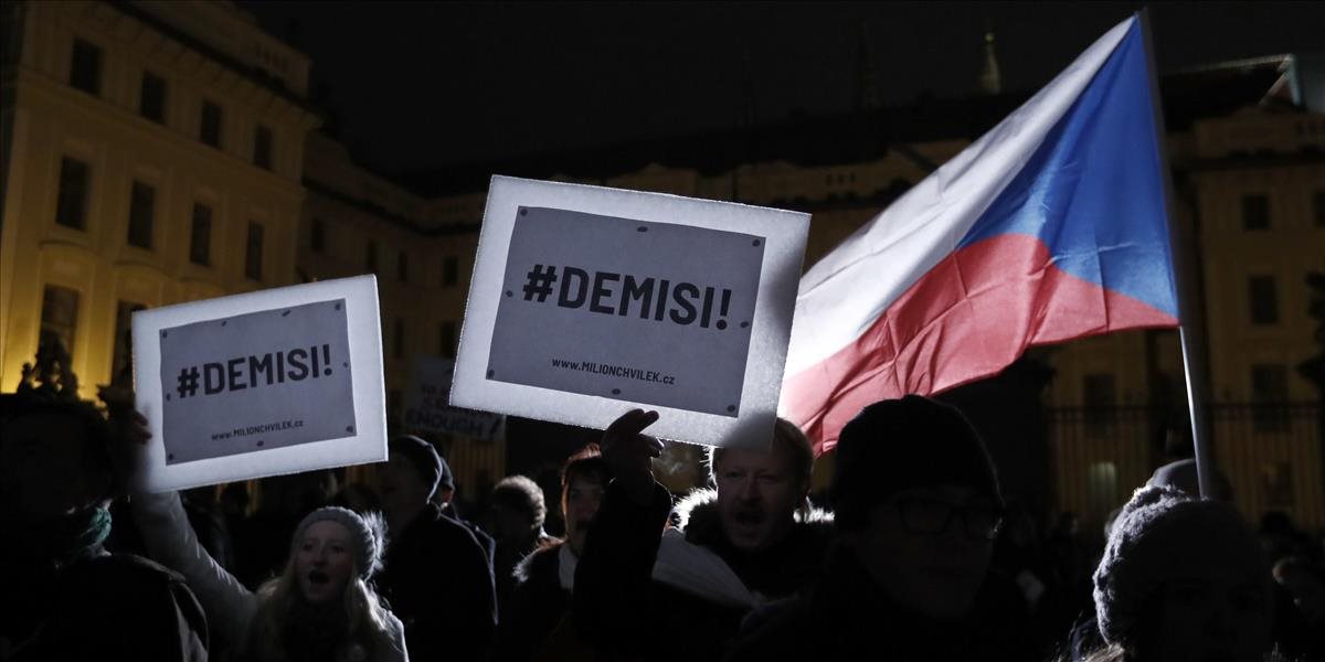 Tisíce ľudí vyšli v Česku do ulíc, odmietajú Babiša i Benešovú