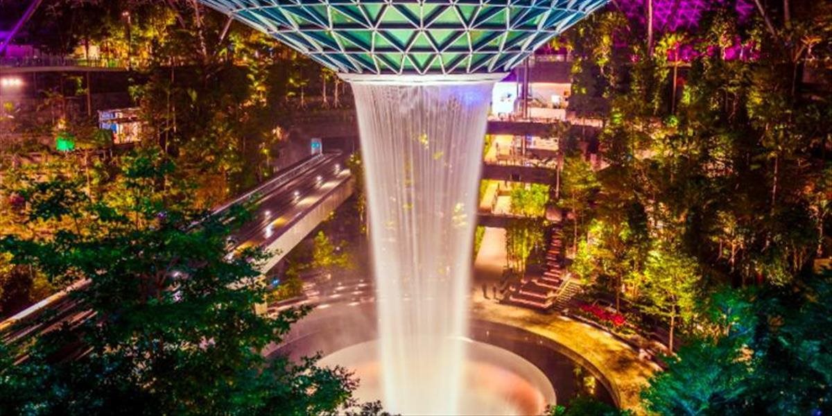 Nová budova singapurského letiska Changi je úchvatnou záhradou s obrím vodopádom