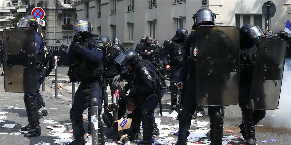 VIDEO: V Paríži došlo k veľkému stretu polície a demonštrantov
