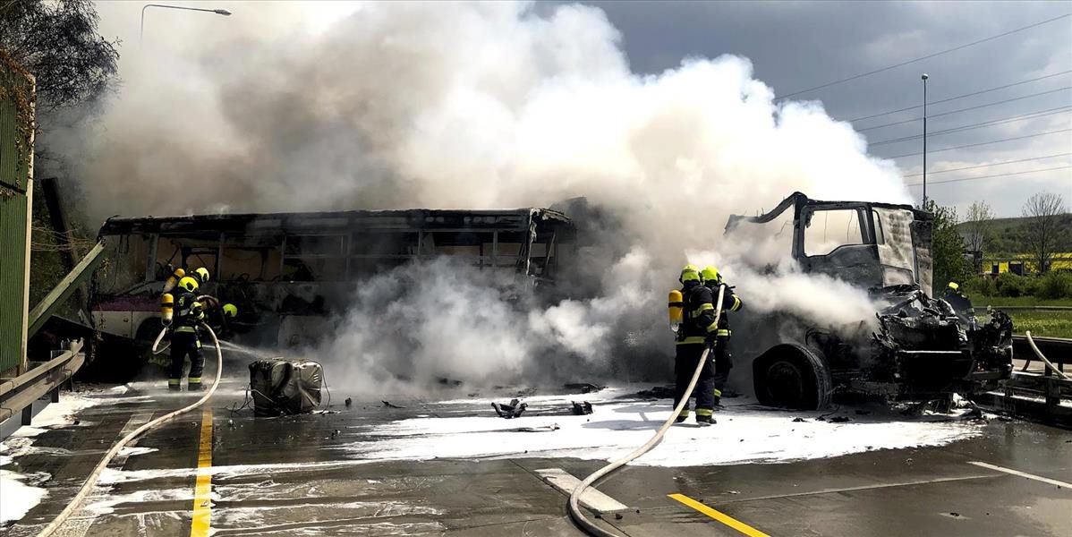 V Čechách sa zrazil autobus s väzňami s kamiónom: Hlásia 1 mŕtveho a 14 zranených