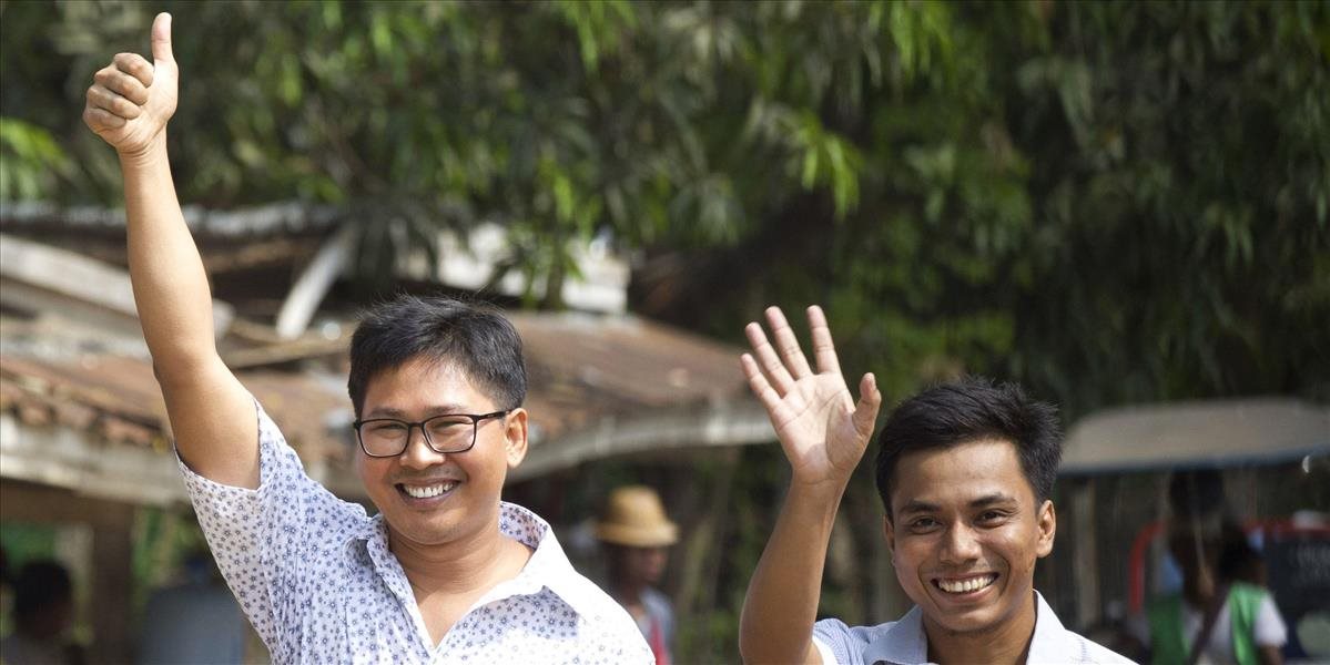 Novinári agentúry Reuters väznení v Mjanmarsku sú na slobode