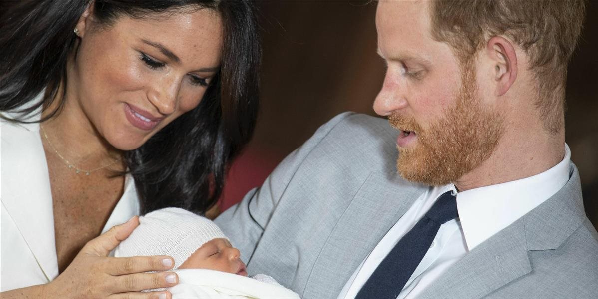 Princ Harry a vojvodkyňa Meghan ukázali verejnosti svojho syna