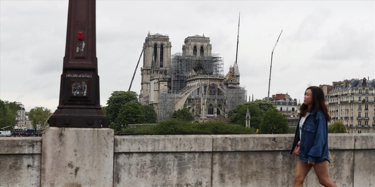 Vyhorená katedrála Notre-Dame ohrozuje Parížanov, do okolia preniká jed
