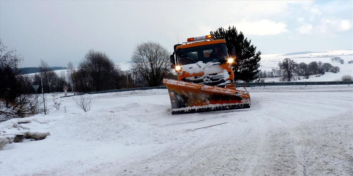 Cestárov na Orave aj Liptove potrápila snehová nádielka