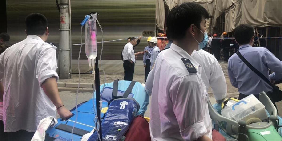 Pod troskami zrútenej budovy v Šanghaji uviazlo viacero ľudí