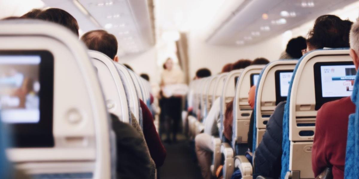 Steward si získal srdcia ľudí, takto si poradil s plačúcim dievčatkom