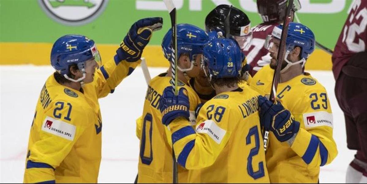 Švédi v dráme zdolali Lotyšov gólom v závere a postúpili do štvrťfinále