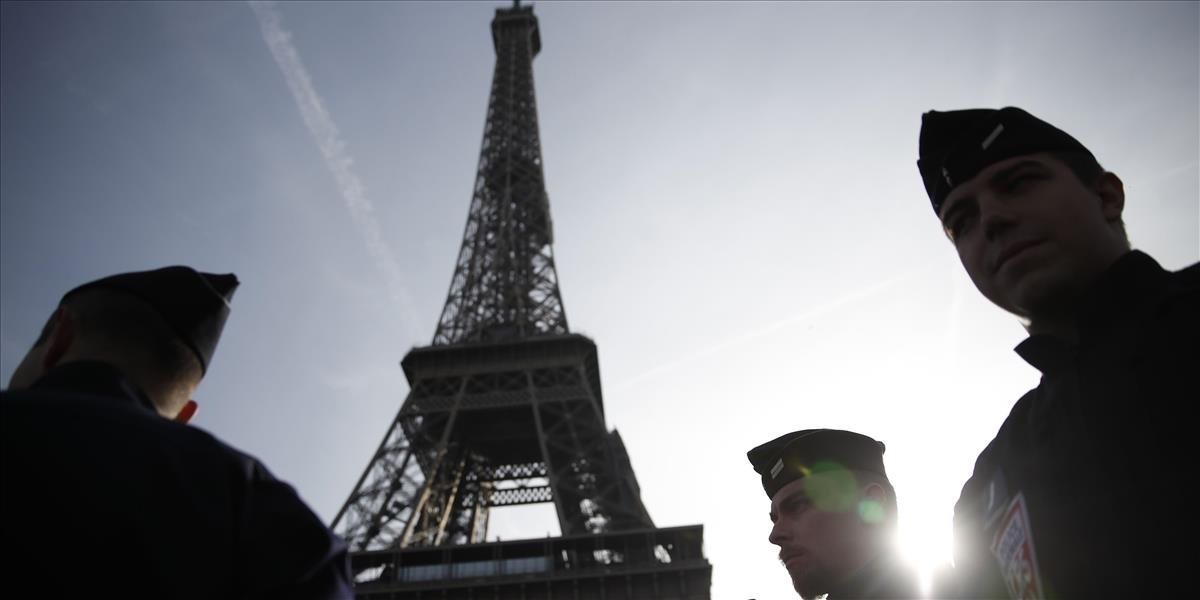VIDEO: Muž chcel skočiť z Eiffelovej veže, visel pod najvyššou terasou!