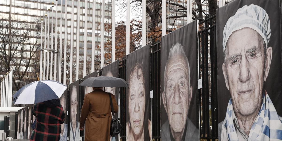 Mladí moslimovia v centre Viedne reparujú snímky obetí holokaustu