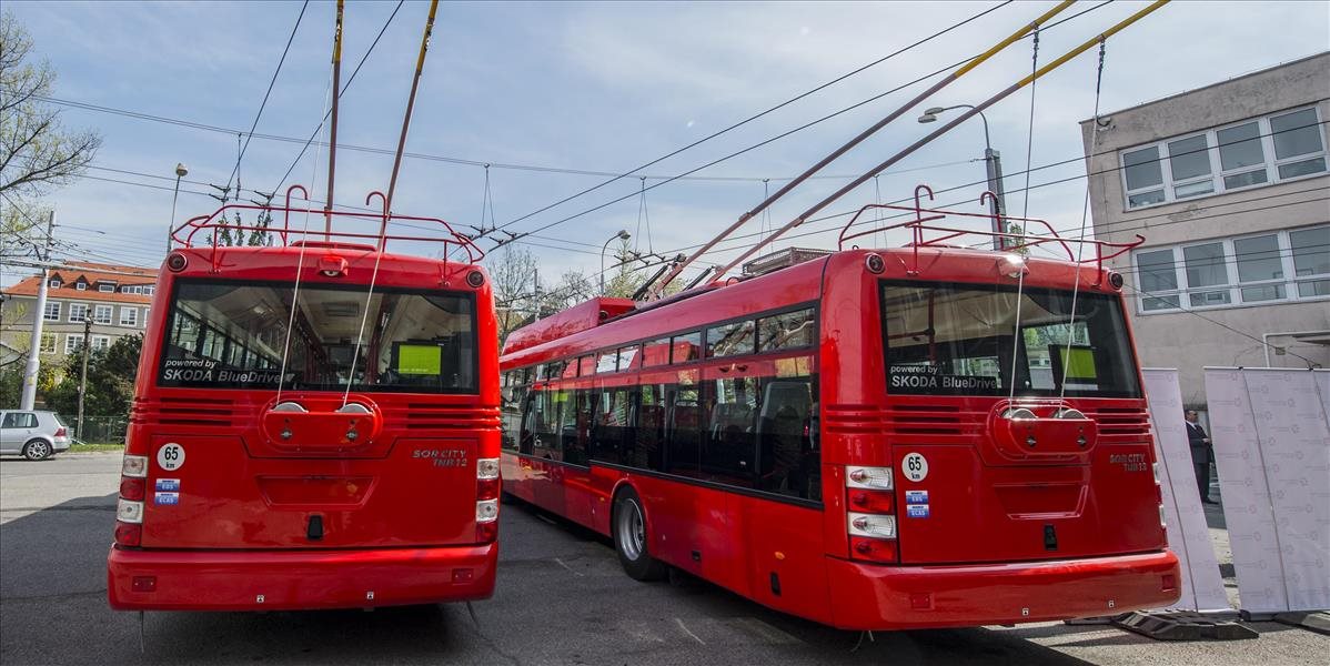 V Ružinove sa zrazil trolejbus s autom