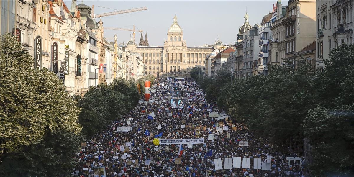 Praha bola opäť dejiskom masívnych protestov, demonštrovalo tu 120-tisíc ľudí