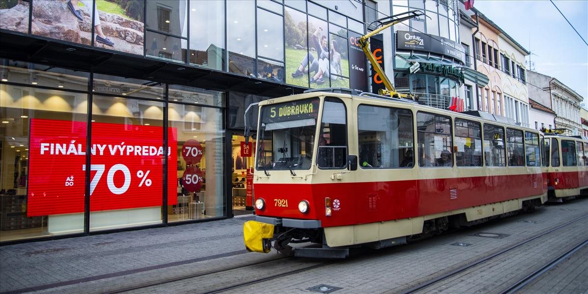 V Bratislave sa zrazili dve električky,hlásia dvoch zranených