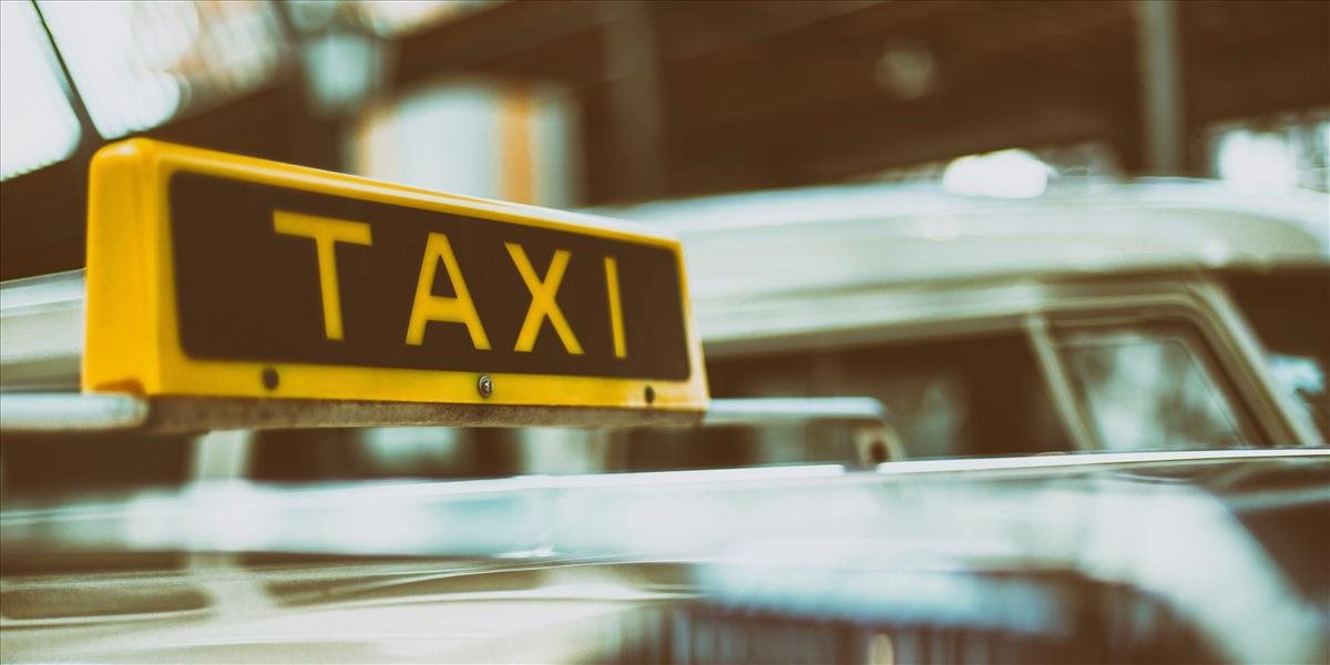 FOTO: Taxikárovi zakázali pracovať v šortkách, vyriešil to vskutku vtipne