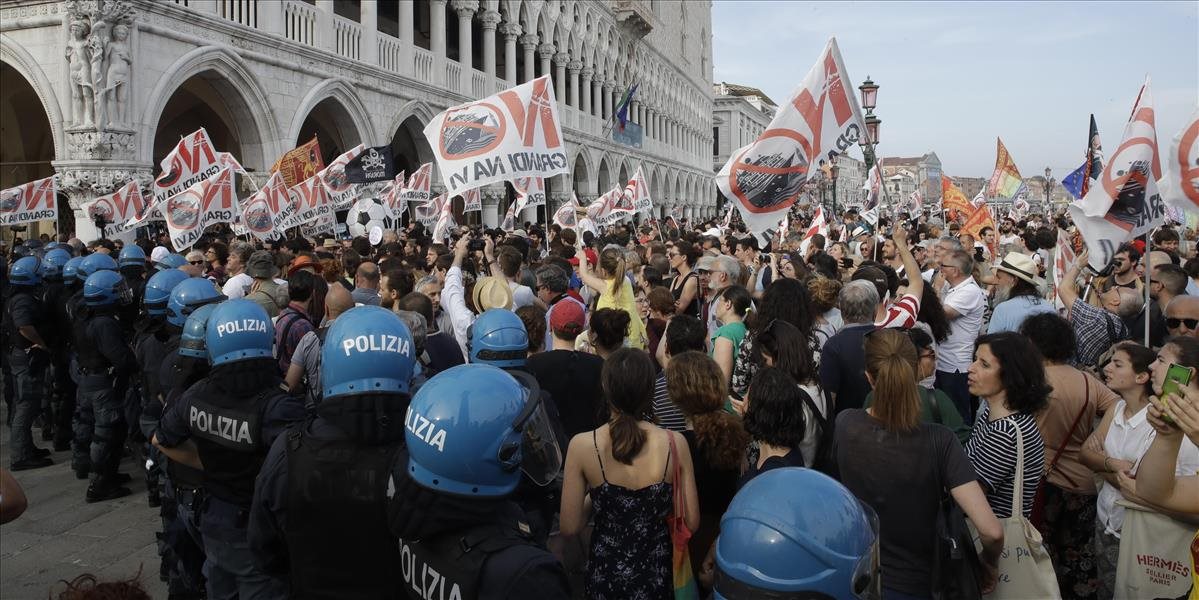 VIDEO V Benátkach protestovali tisíce ľudí proti veľkým lodiam