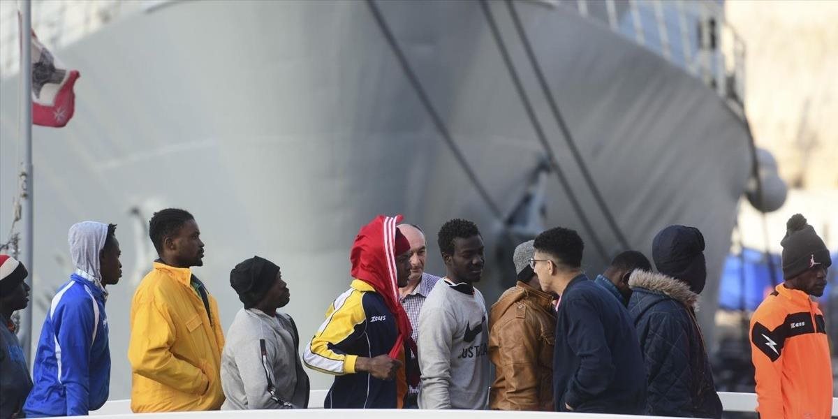 Loď so zachránenými migrantmi nedostala povolenie zakotviť už desať dní