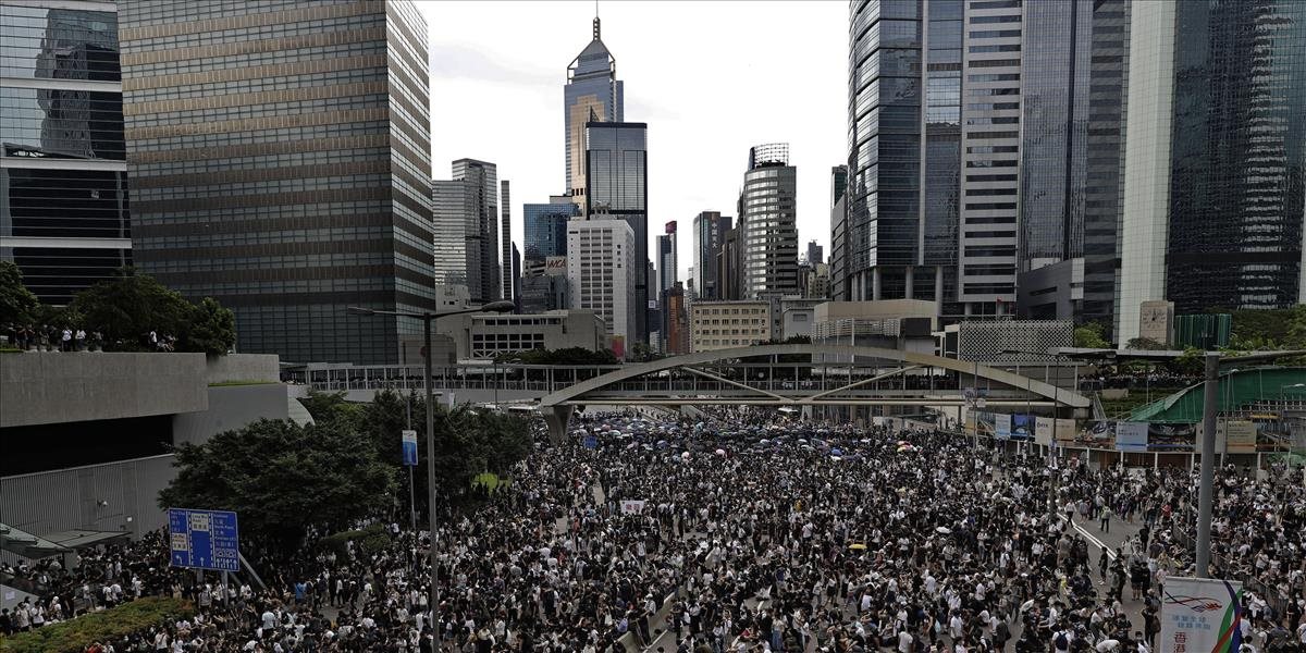 Protestujúci v Hongkongu pritvrdili, zablokovali hlavné dopravné tepny