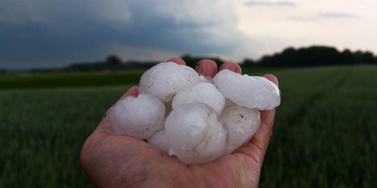 Česko zasiahli silné búrky, padali krúpy veľké ako pingpongové loptičky