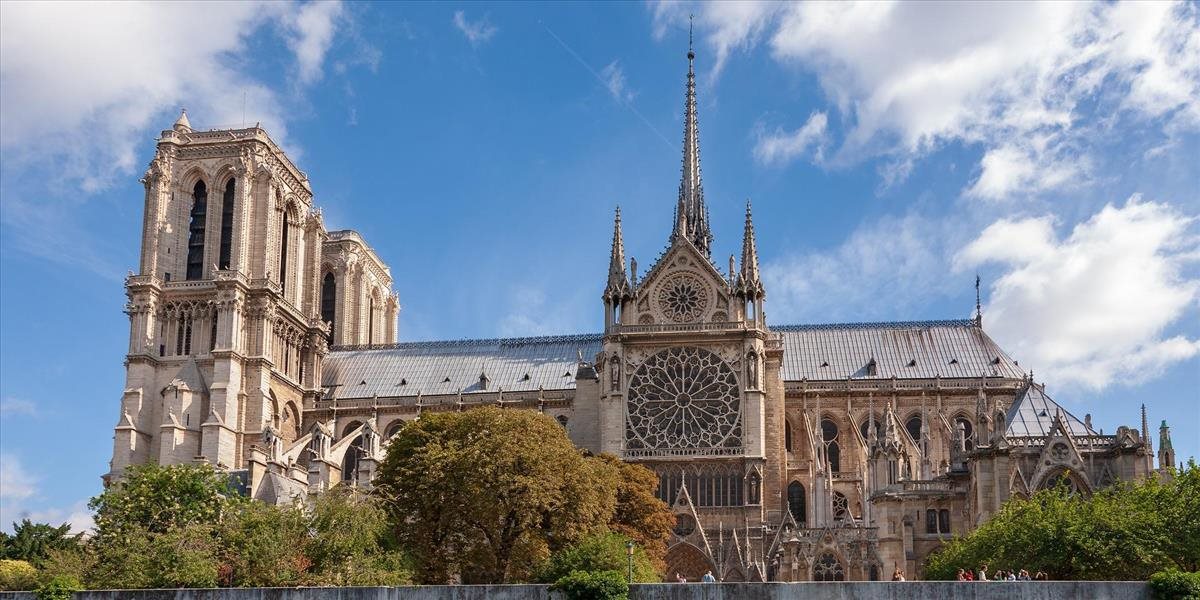Na obnovu katedrály Notre-Dame bola darovaná necelá desatina z prisľúbených stoviek miliónov eur