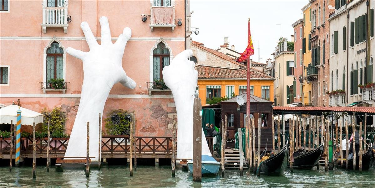 VIDEO: Obrie ruky zdvihnuté z vody v Benátkach upozorňujú na globálne otepľovanie