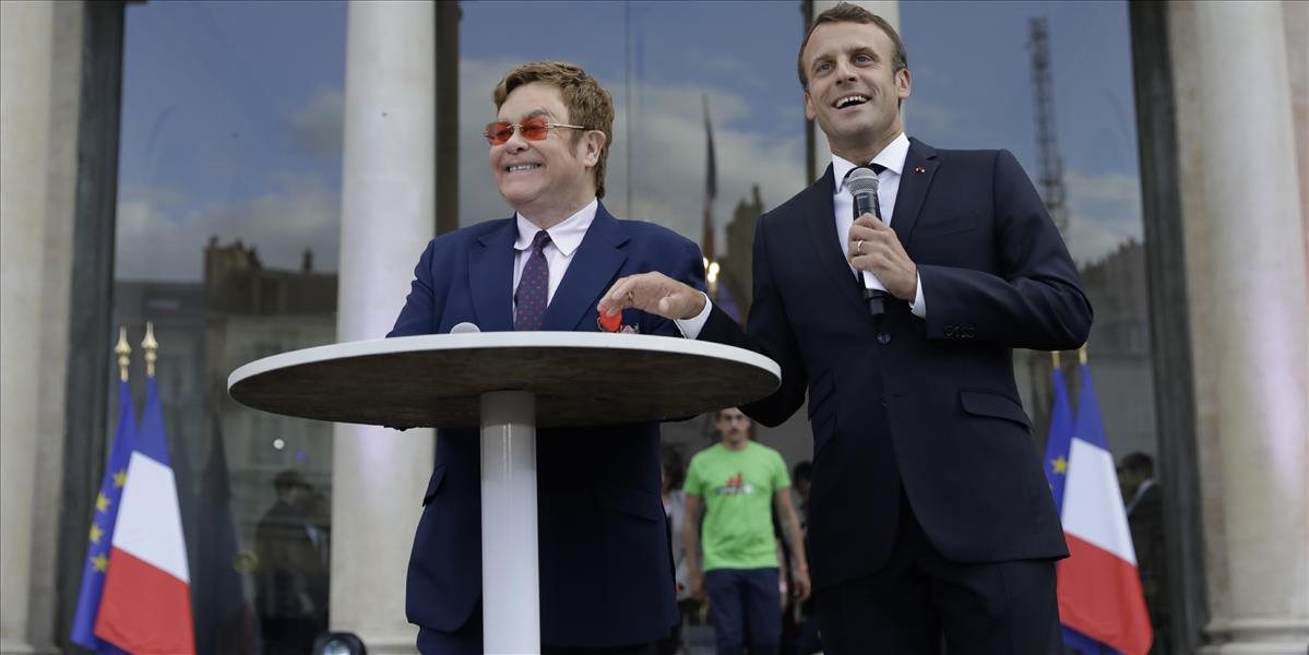VIDEO Macron udelil Rad čestnej légie Eltonovi Johnovi