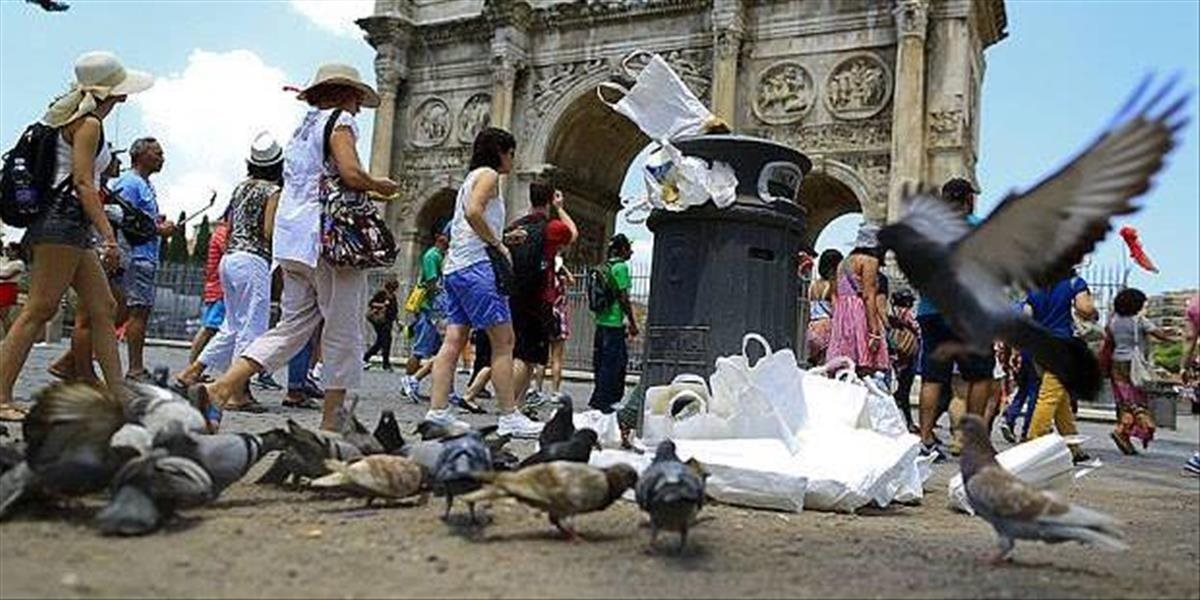 Metropola Talianska rieši dlhodobý problém s nahromadeným odpadom