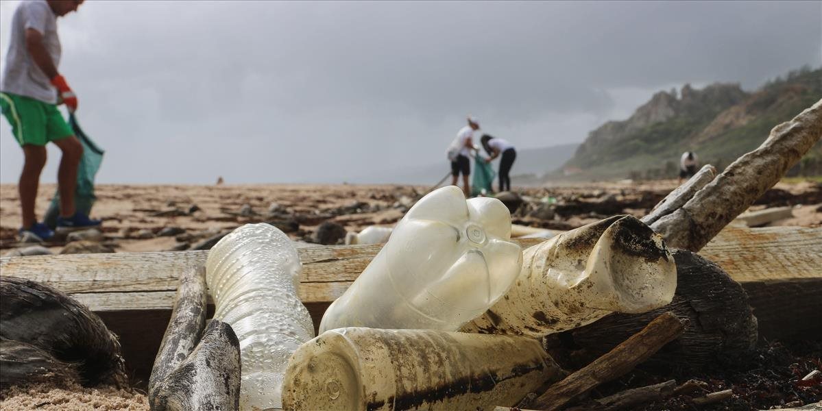 FOTO: Rodičia nigérijských detí môžu za školné platiť plastami