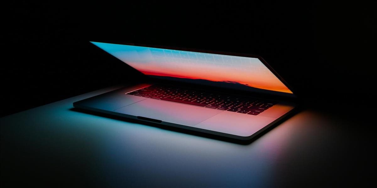 Apple sťahuje z predaja vyše 400-tisíc notebookov, pre riziko prehriatia batérie