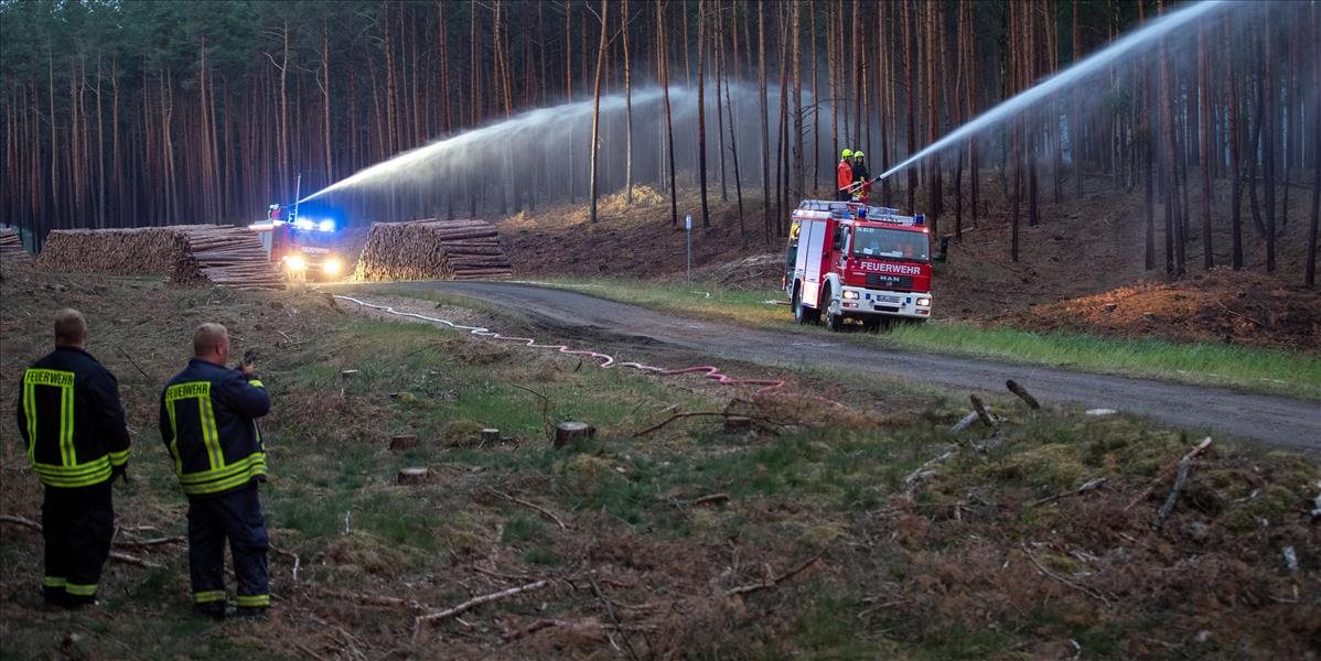 Požiar v Nemecku, na území bývalého vojenského cvičiska, sa ešte stále nepodarilo uhasiť
