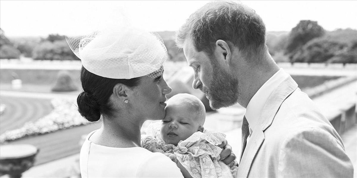 VIDEO Harry a Meghan žiaria šťastím: Zverejnili prvé fotky z krstu ich synčeka