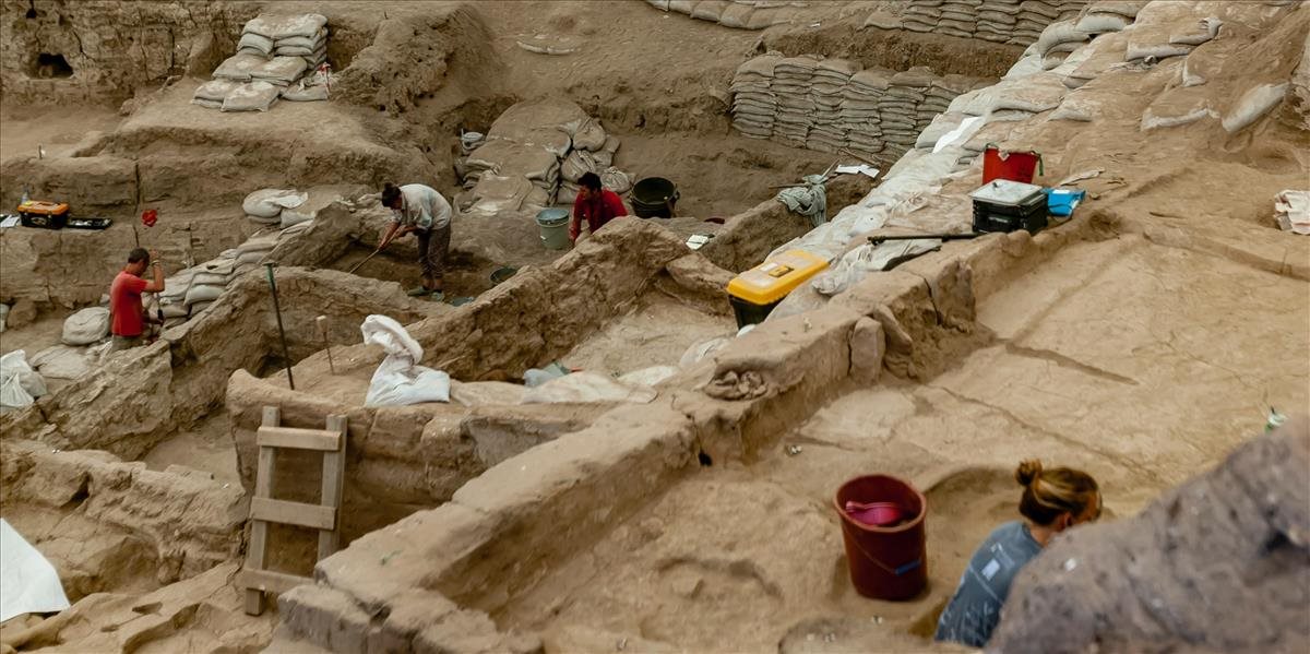 Archeológovia pod zámkom Břeclav našli 1000 rokov starú hradbu