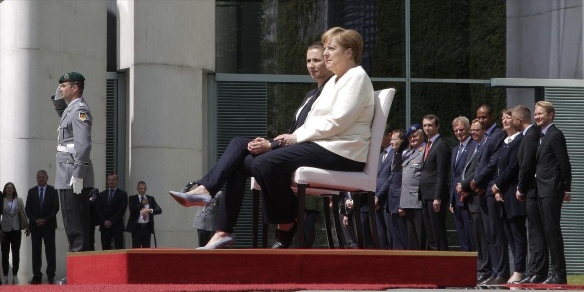VIDEO: Angela Merkelová sedela pri hymne, médiá hovoria o problémoch s trasom