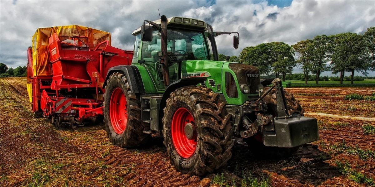 Pod kolesami traktora zahynuli dve deti