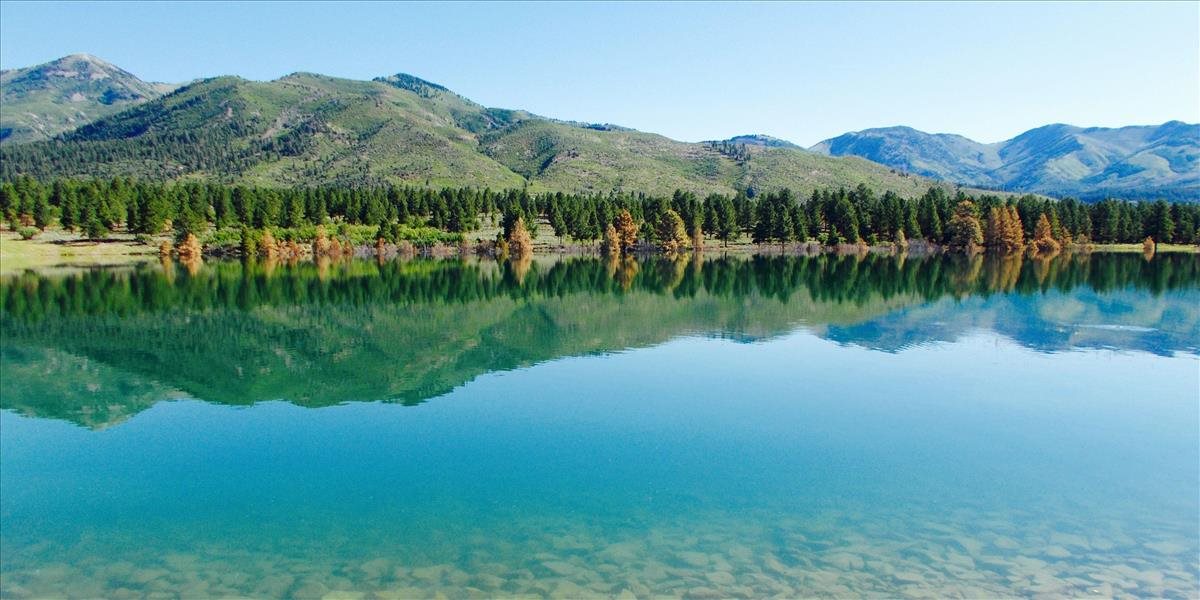 FOTO: Mladí ľudia sa kúpu v toxickom jazere, riskujú zdravie kvôli fotkám