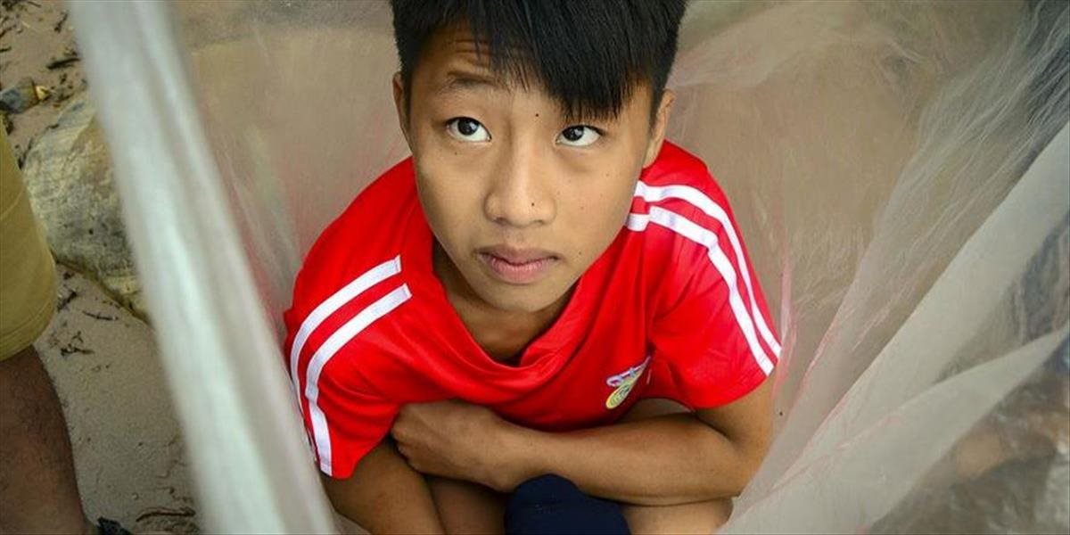 FOTO + VIDEO: Vietnamské deti cestujú do školy v plastových vreciach