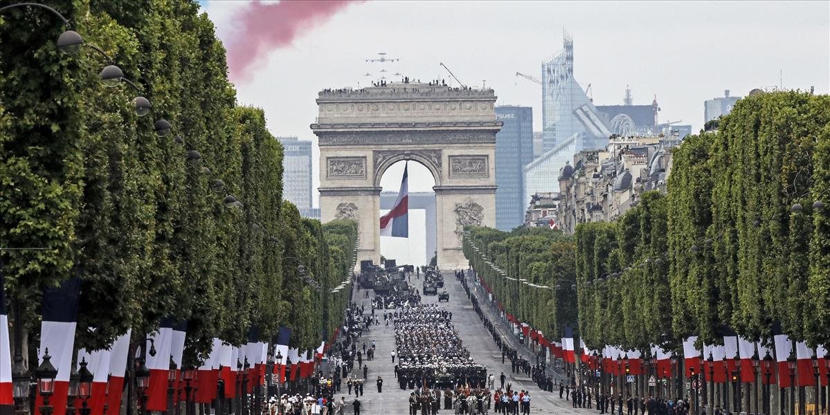 VIDEO: Počas Dňa dobytia Bastily sa nad dav vzniesol muž na flyboarde s puškou v ruke