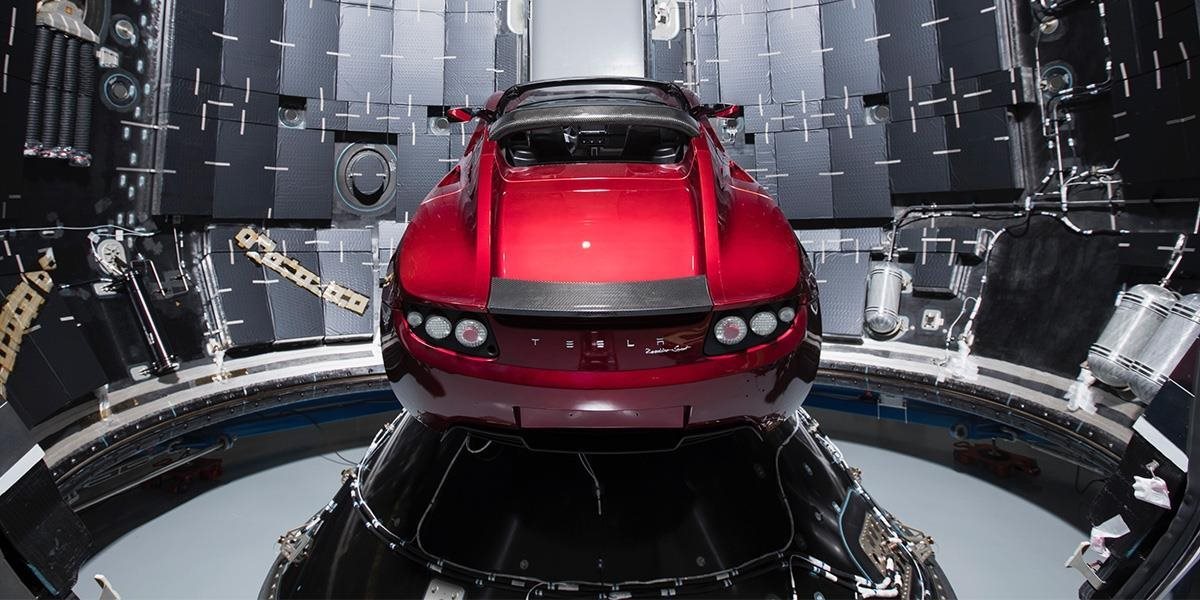 Ďalší rekord pre Muska: Táto Tesla už 3x došla na Mesiac