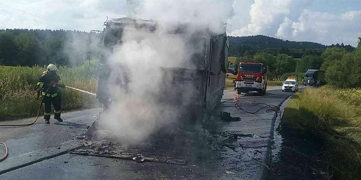 Hasiči zasahujú pri požiari kamióna vezúceho odpad