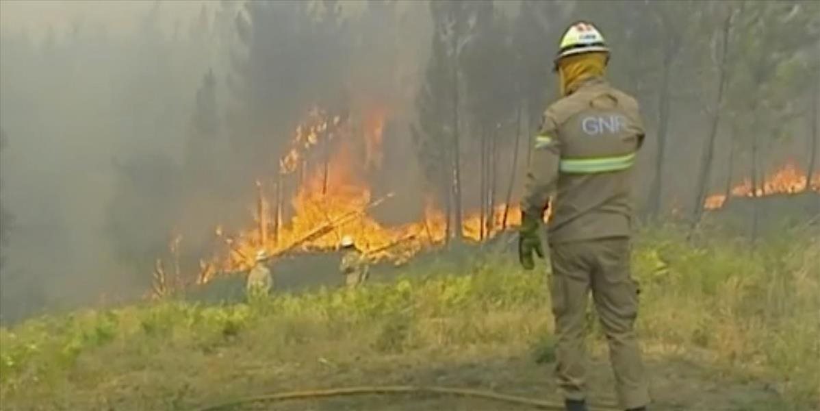Boj s lesnými požiarmi: Vyše 1000 hasičov zasahuje v Portugalsku