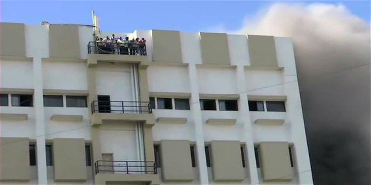 Z horiacej budovy v Bombaji prebieha evakuácia ľudí