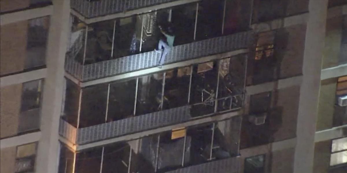VIDEO: Muž zošplhal štrnásť poschodí po stene horiaceho domu