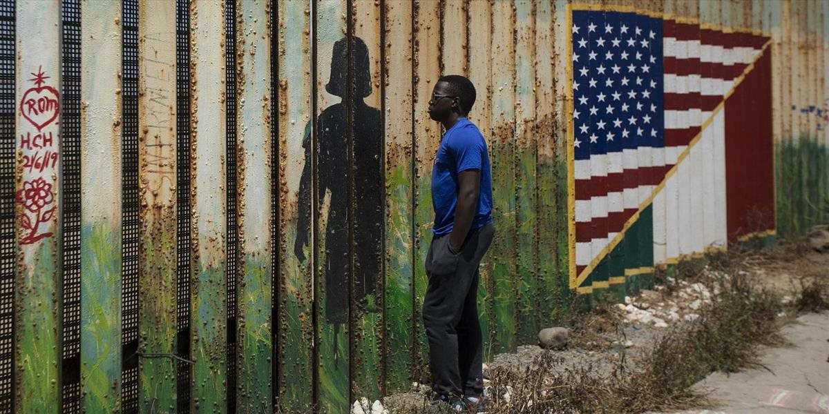 Žiadne imigračné súdy, deportácia migrantov z USA bude okamžitá