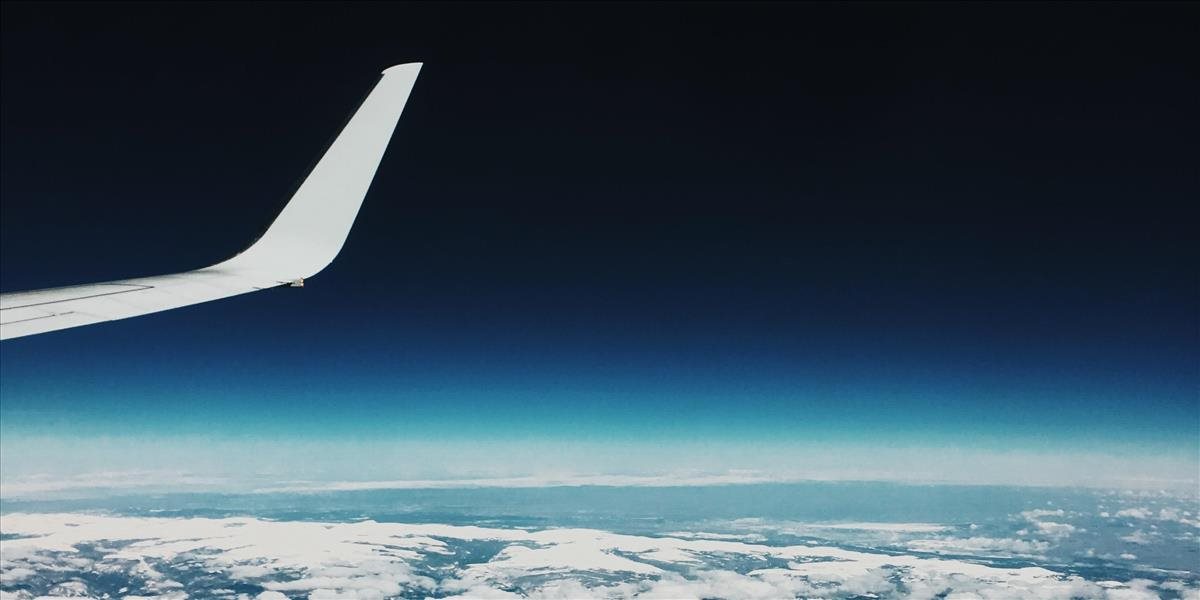 Žena chcela otvoriť dvere lietadla vo vzduchu: Prišli kvôli nej aj stíhačky