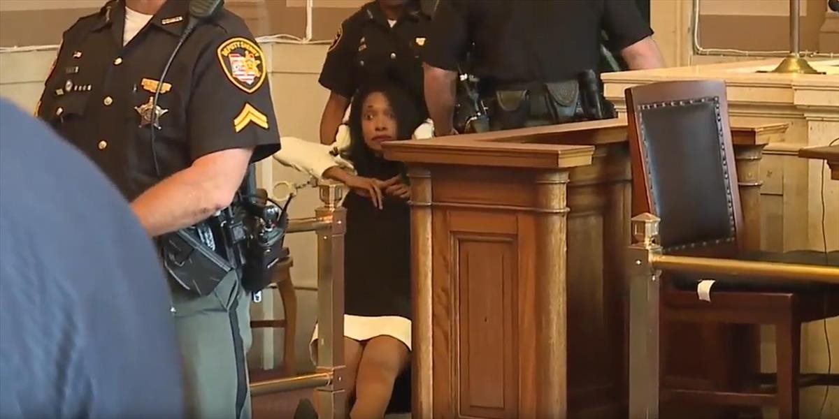 VIDEO: Bývalá sudkyňa si vypočula verdikt sama nad sebou. Zo siene ju museli odtiahnuť