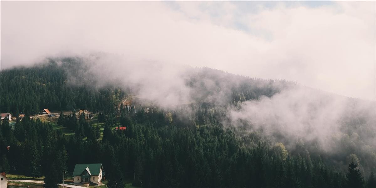 Pri požiari lesa v Nižnej na Orave zasahuje 30 hasičov