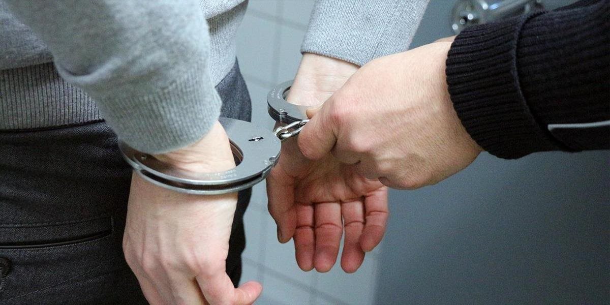 Desiatky tínedžerov chcelo z policajnej stanice oslobodiť opitého kamaráta