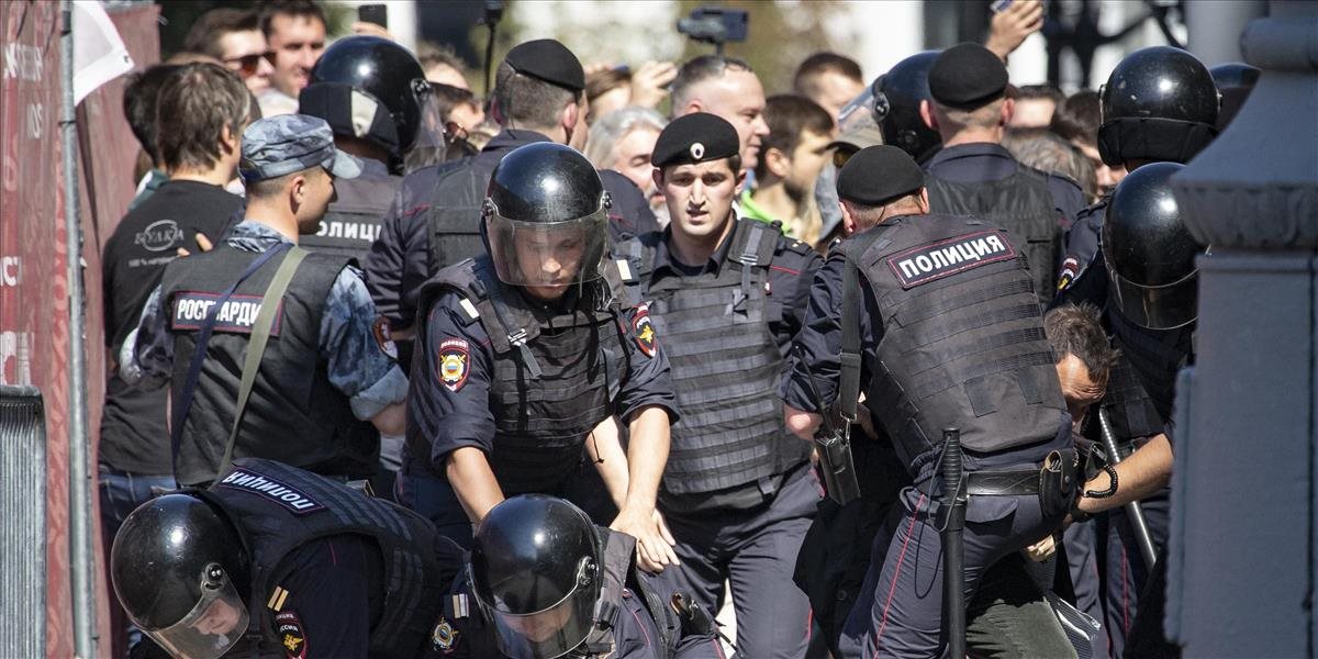 Na proteste v Moskve zatkli viac ako 600 ľudí