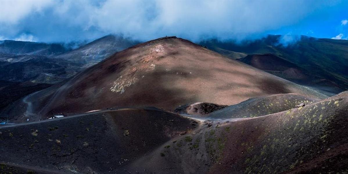 Etna o sebe dala vedieť mohutnou erupciou