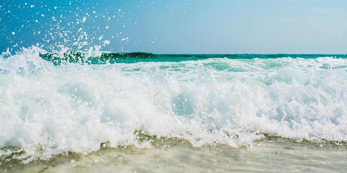 VIDEO: Turisti podcenili silu mora, vlna im odniesla aj ležadlá!
