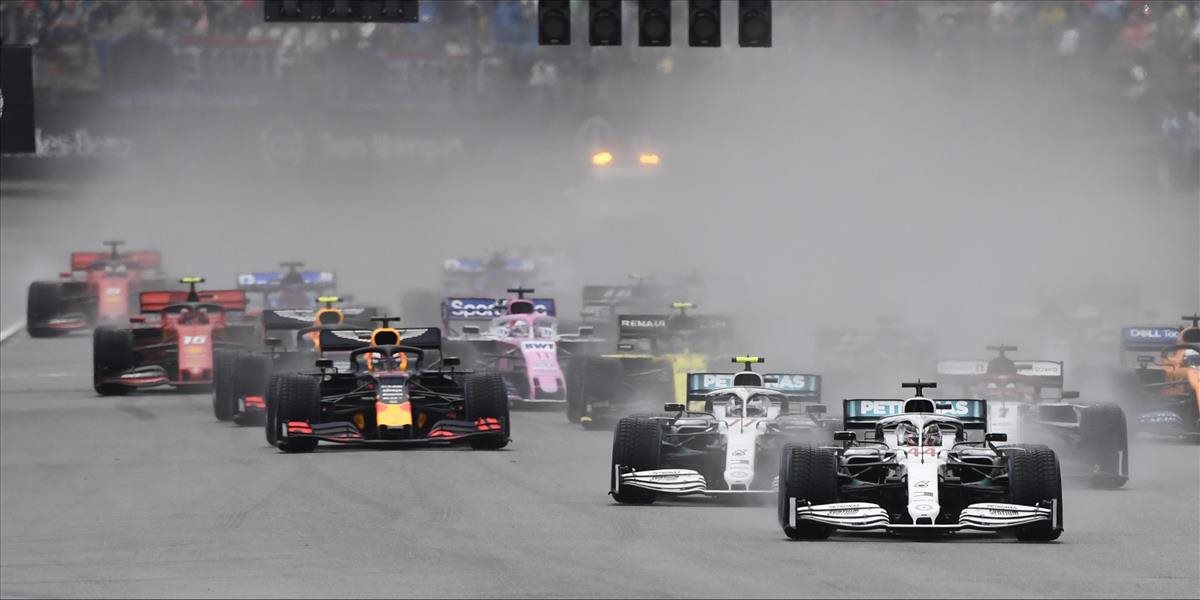 Dážď v Nemecku priniesol jeden z najnapínavejších pretekov F1 za posledné roky